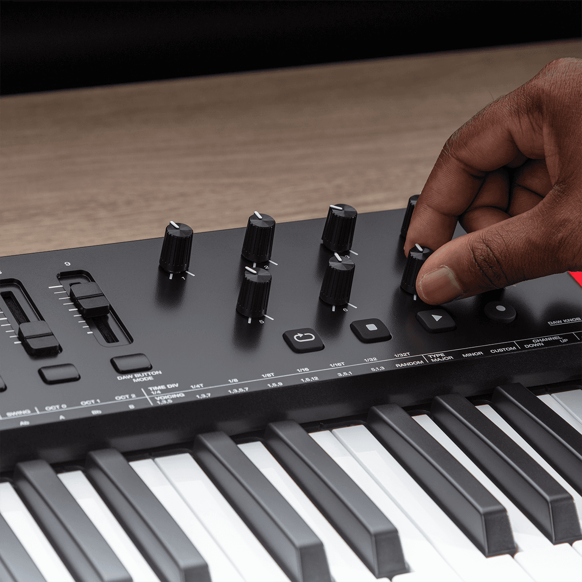 M-Audio Oxygen Pro 61 – Clavier maître USB-MIDI 61 touches avec pads,  potentiomètres, boutons et faders assignables MIDI et pack de logiciels  inclus : : Instruments de musique et Sono